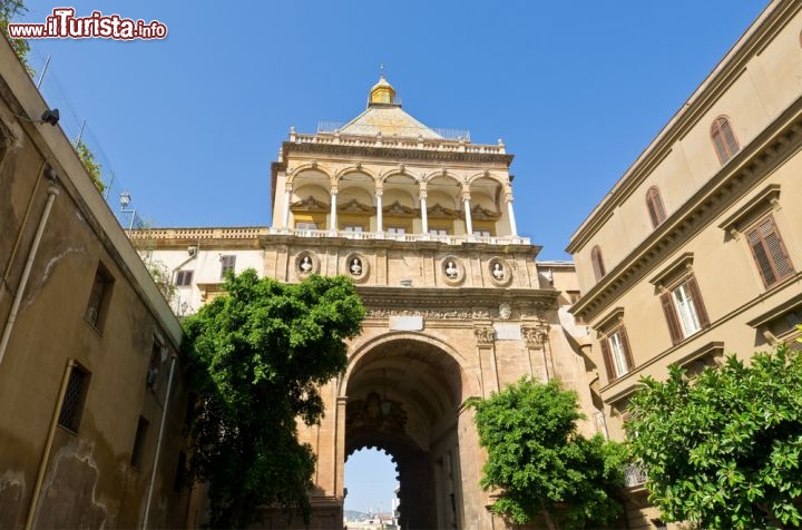 Immagine La Porta Nuova di Palermo (Sicilia) è un'antica porta urbana realizzata alla fine del CInquecento in memoria di Carlo V e della sua vittoria sui Turchi. Distrutta da un'esplosione nel 1667, fu completamente ricostruita nel 1669: la parte rivolta al centro città richiama i classici archi di trionfo, mentre quella rivolta all'esterno rappresenta i Mori sconfitti da Carlo V. Sorge accanto al Palazzo dei Normanni - © IFelix / Shutterstock.com