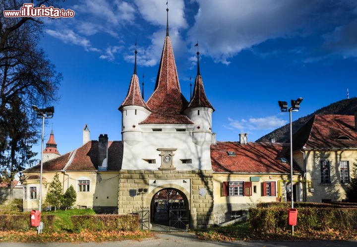 Immagine Porta di Santa Caterina, Brasov - Una bella immagine dell'Ecaterine's Gate, costruzione di forma quadrata coronata da 4 piccole torri che simboleggiano lo jus gladii, il potere di vita e di morte sui sudditi. Costruita in stile rinascimentale nel 1559, riporta lo stemma della città (la corona) e rappresenta uno dei principali ingressi della città murata di Brasov © Emi Cristea / Shutterstock.com