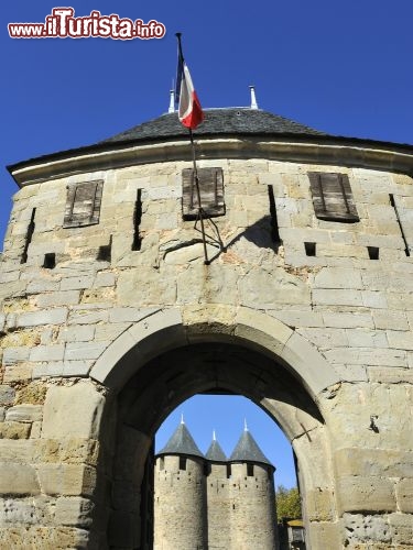 Immagine Porta di accesso alla Cité di Carcassonne il borgo fortificato della Francia in Liguadoca-Rossiglione - © robert paul van beets / Shutterstock.com