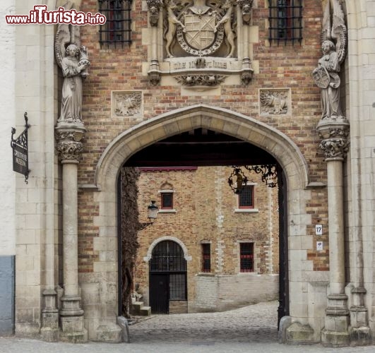 Immagine Ingresso al Gruuthusemuseum, Bruges - Specializzato nell'arte decorativa con reperti e manufatti dal XIII al XIX secolo, la Gruuthuse di Bruges è un museo che ha sede in un grande palazzo medievale che si affaccia sul canale Dijver. Fra i pezzi più rari qui ospitati ci sono una terracotta che si fa risalire a Carlo V e una ghigliottina del XVIII secolo. In questa immagine il maestoso ingresso all'edificio decorato con statue e gruppi scultorei © Doin Oakenhelm / Shutterstock.com