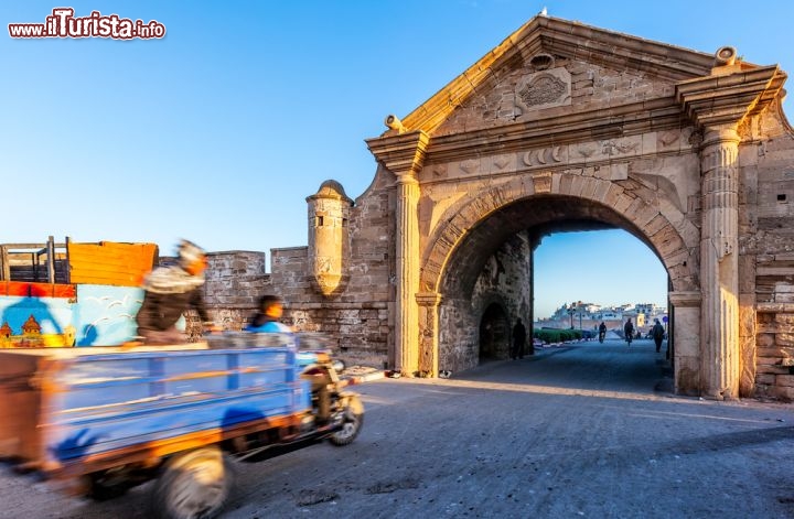 Immagine Porta di accesso alla medina di Essaouira, Marocco - Fra le caratteristiche principali di Essaouira e della sua architettura urbanistica vi sono i bastioni e le porte d'ingresso alla medina © cdrin / Shutterstock.com