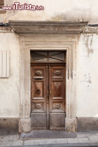 Porta In Legno Nel Centro Storico Di Apt In Provenza Foto Apt