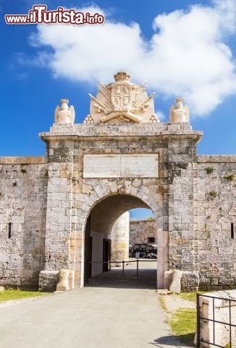 Immagine La Fortezza di Isabella II domina La Mola, la penisola che si protende sul mare a nord di Maò, capoluogo di Minorca (Spagna). Costruita a metà '800 per sostituire il Castello di San Felipe, distrutto alla fine del '700, è l'edificio militare di maggior valore storico e architettonico dell'isola. Oggi è aperta al pubblico. Nell'immagine la porta di ingresso - © tuulijumala / Shutterstock.com