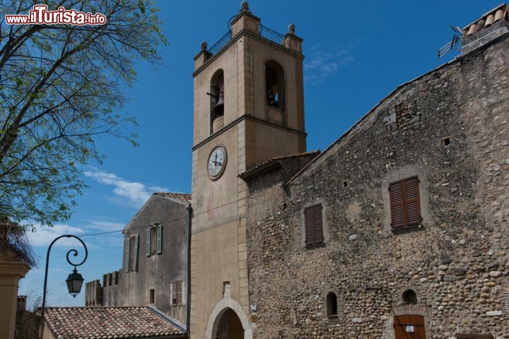 Immagine Porta d'ingresso al borgo di Haut de Cagnes, che domina l'omonima località di mare della Costa Azzurra in Francia - © Fabio Lotti / Shutterstock.com