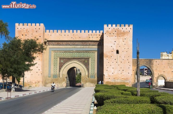 Immagine Porta d'ingresso alla citta Imperiale di Meknes in Marocco. Si tratta della splendia Bab Mansour, una delle porte più spettacolari di tutta l'Africa - © posztos / Shutterstock.com
