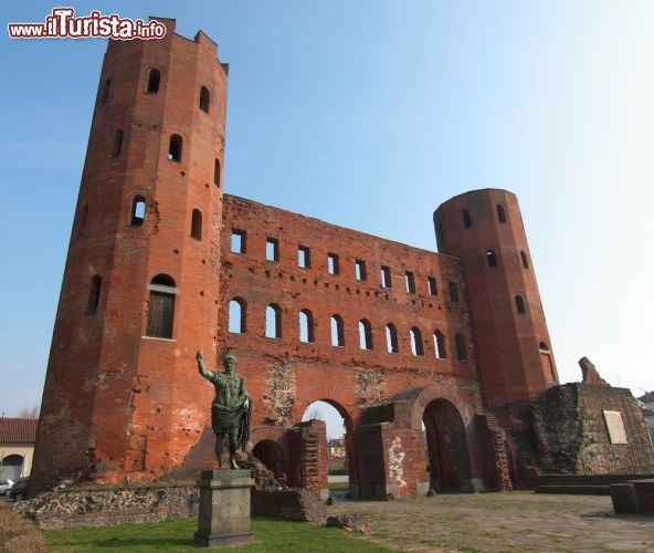 Immagine La Porta Palatina di Torino (erroneamente conosciuta col nome plurale di "Porte Palatine") è l'antica porta romana che nel I secolo d.C. immetteva da nord nel centro della città. Rappresenta una delle porte urbane meglio conservate di quel periodo e dal 2006 fa parte del Parco Archeologico cittadino, insieme all'antico teatro che sorge nelle immediate vicinanze - © Claudio Divizia / Shutterstock.com