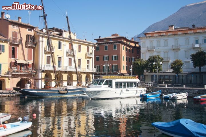 Immagine Il porticciolo di Malcesine, Lago di Garda - Le barche ormeggiate al grazioso porto di Malcesine sono la perfetta cornice per una passeggiata lungolago dove ci si può accomodare ad un tavolo a bordo acqua per sorseggiare una bibita o gustare un piatto della cucina tradizionale. Per gli amanti dello shopping non mancano negozi di souvenirs e di prodotti di ogni genere © Lakelen / Shutterstock.com