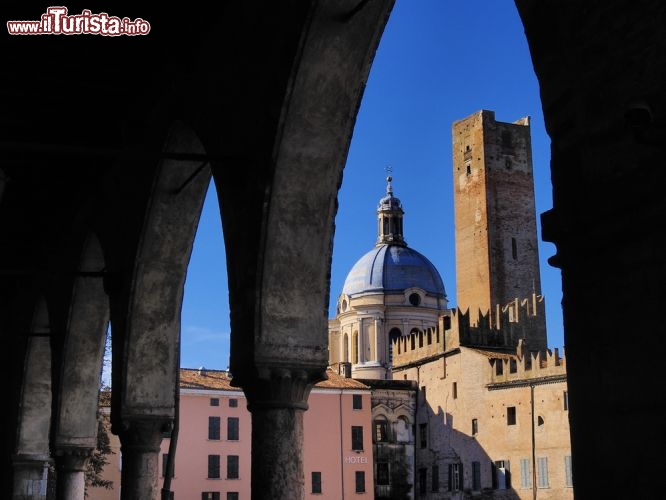 Immagine Portico in Piazza Sordello, siamo nel centro storico di Mantova, dove s'affacciano il Palazzo Ducale, il Palazzo Bianchi e la Cattedrale di San Pietro, la chiesa principale di Mantova - © Karol Kozlowski / Shutterstock.com