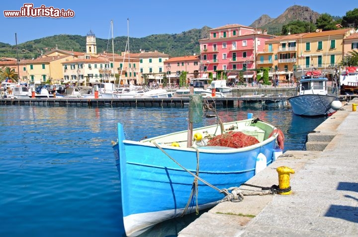 Immagine Porto Azzurro, lungo la costa orientale dell'Isola d'Elba, è una cittadina di circa 4 mila abitanti. Si affaccia sul Canale di Piombino col suo molo pittoresco, le sue case colorate allineate lungo il porto e le barche ormeggiate. Vanta qualche monumento interessante - come il Forte Beneventano e alcune chiese - e di sera si anima di un allegro viavai - © travelpeter / Shutterstock.com