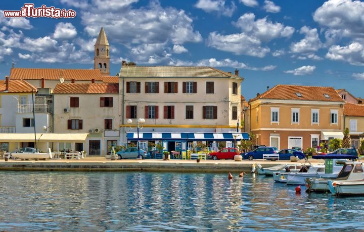 Immagine Il porto di Biograd na Moru, Croazia. A 30 km a sud di Zara, questa graziosa località sorge su una piccola penisola impreziosita da due baie, Bosana a nord e Soline a sud. Grazie alla sua posizione sulla parte più frastagliata del Mar Adriatico è luogo ideale per praticare turismo nautico e a vela - © xbrchx / Shutterstock.com