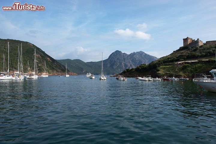 Immagine Porto di Girolata, in Corsica - per raggiungere il Golfo di Girolata e l'omonimo paesino a piedi, si parte da una località nota come Bocca di Croce e da lì, più di due ore di camminata conducono a quello che si rivela essere un vero paradiso naturale, sorprendemente popolato da bar, un paio di ristoranti e qualche casetta. 