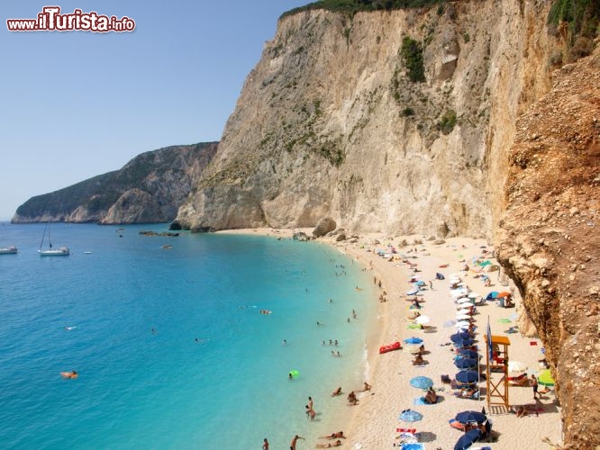 Immagine Porto Katsiki a Lefkada, Grecia - Una bella immagine della spiaggia per eccellenza di quest'isola greca il cui nome, Leucas, deriverebbe dalla roccia bianca rivolta verso l'alto mare e Cefalonia © Zeljko Radojko / Shutterstock.com