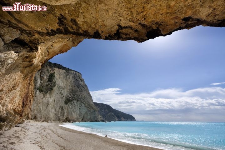 Immagine Particolare di Porto Katsiki a Lefkada, Grecia - Una grotta fra le rocce calcareee e la spiaggia più celebre dell'isola © Tramont_ana / Shutterstock.com