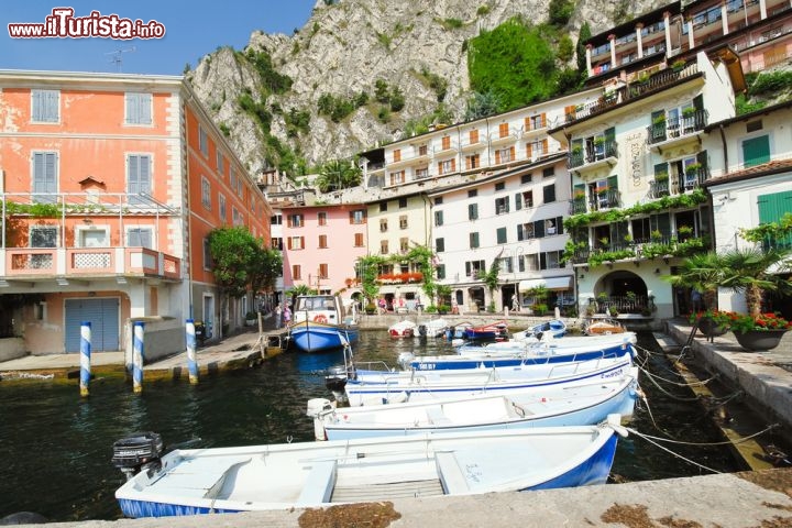 Immagine Scorcio panoramico del porto, Limone sul Garda - Fra le passeggiate da fare alla scoperta degli angoli più suggestivi di Limone sul Garda non mancano quelle lungolago per conoscere da vicino la vita quotidiana, e relative attività, che si svolge sul porto © vvoe / Shutterstock.com