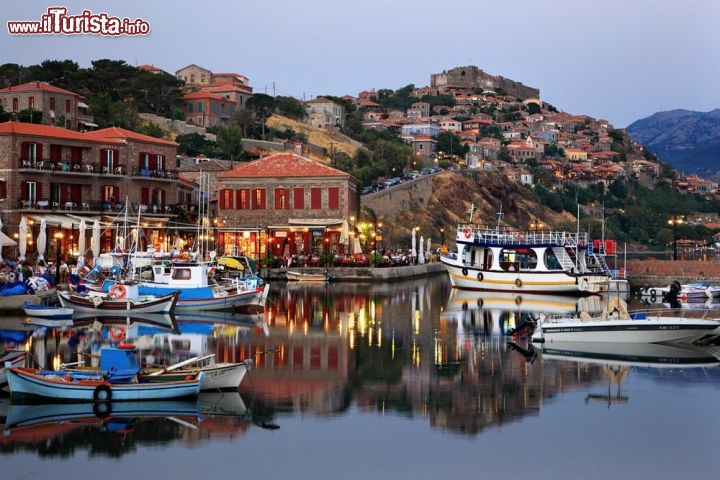 Immagine Il bel porto del borgo di Molyvos, nel nord dell'isola di Lesvos (Lesbo) in Grecia. Spesso nelle zone portuali deli villaggi della grecia si trovano degli ottimi ristoranti dove apprezzare le specialità di mare elleniche, appena pescate - © Heracles Kritikos / Shutterstock.com