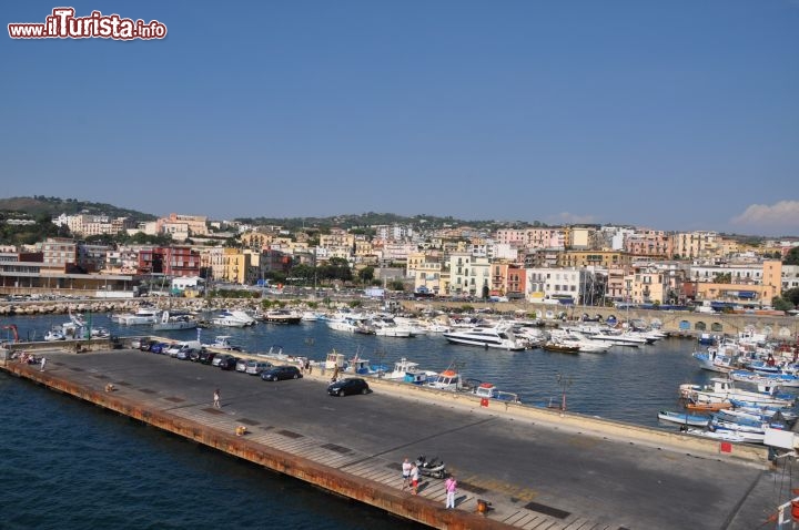 Immagine Il Porto di Pozzuoli visto dal Traghetto in partenza per Ischia