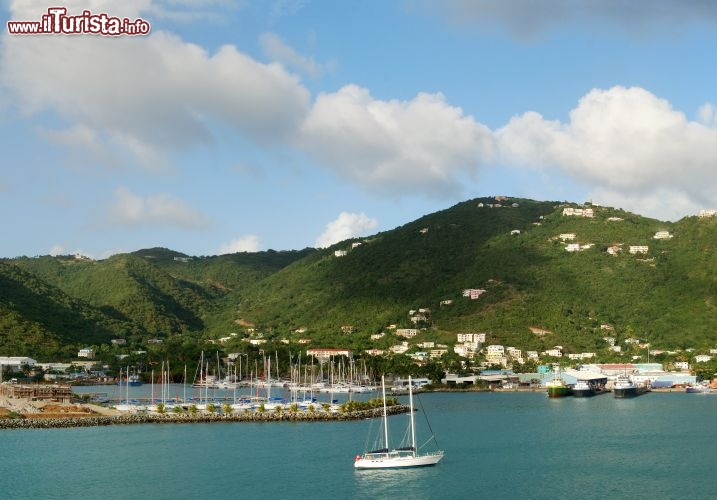 Immagine Il porto di Road Town, sull'isola di Tortola, la più grande e popolososa delle Isole Vergini Britanniche - © Ramunas Bruzas / Shutterstock.com