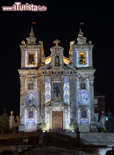 Immagine La chiesa di San Ildefonso si affaccia sulla Piazza de Batalha, nella parte alta di Porto, ma le sue torri si vedono da tutta la città.  Sulla facciata brilla una decorazione a mosaico su piastrelle blu, e all'interno sono custodite le reliquie di San Ildefonso © Philip Lange / Shutterstock.com