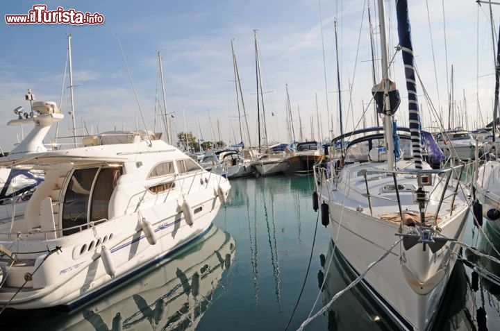 Immagine Il Porto di Villeneuve Loubet, sud della Francia. La costa intorno al borgo presenta alcune spiagge di ciottoli mentre un arenile sabbioso si può trovare in direzione della località di Antibes