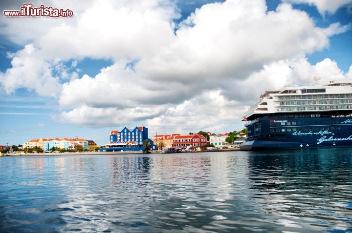 Immagine Il porto di Willemstad, meta di numerose crociere nelle Antille Olandesi e nei caraibi - © PlusONE / Shutterstock.com