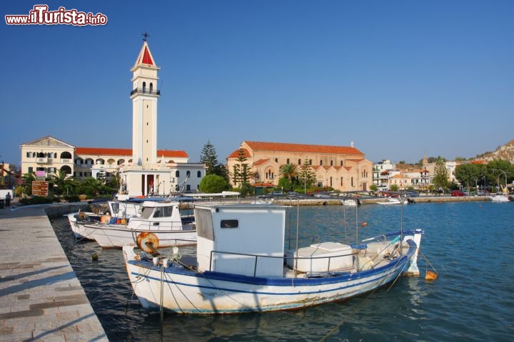 Immagine il porto di Zante (Zacinto) dominato dal campanile della chiesa, in tipico stile Veneziano. Zante in Grecia è anche famosa per aver dato i natali al poeta italiano, di famiglia veneziana, Ugo Foscolo - © Samot / Shutterstock.com