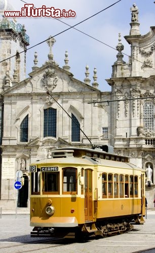 Immagine Gli autobus gialli sono perfetti per visitare Porto e scoprirne i monumenti più belli, come la settecentesca Igreja do Carmo  © PHB.cz (Richard Semik) / Shutterstock.com
