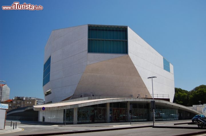 Immagine La Casa da Mùsica di Oporto è la sala da concerto più grande della città, progettata dall'architetto olandese Rem Koolhaas, cominciata nel 2001, quando Oporto fu Capitale Europea della Cultura, e conclusa nel 2006  Alvaro German Vilela / Shutterstock.com