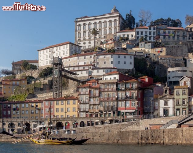 Immagine Il centro di Oporto è un saliscendi di strade e viottoli fitti di case, che si sviluppano lungo il fianco di una collina © Vadim Petrakov / Shutterstock.com