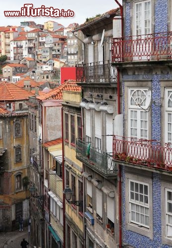 Immagine Uno sguardo dall'alto sul centro storico di Oporto, dichiarato Bene Patrimonio dell'Umanità dell'UNESCO, dai tipici balconi in ferro battuto © Morozova Oxana / Shutterstock.com