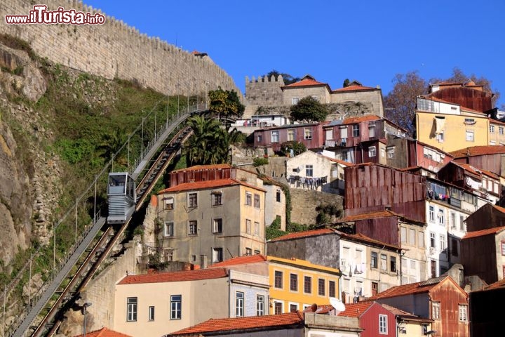 Immagine Tra le case coloratissime di Oporto passano le rotaie del vecchio treno © Zacarias Pereira da Mata / Shutterstock.com