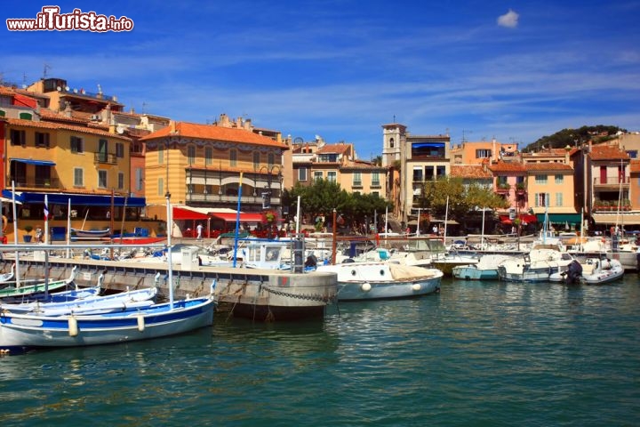 Immagine Il porto di Cassis: da qui partono le escursioni in barca per Les Calanques. Siamo in Provenza, nel sud della Francia - foto © Anilah / Shutterstock.com