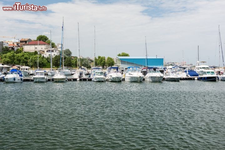 Immagine Porto di Costanza, una delle località costiere del Mar Nero più importanti della Romania - © Radu Bercan / Shutterstock.com