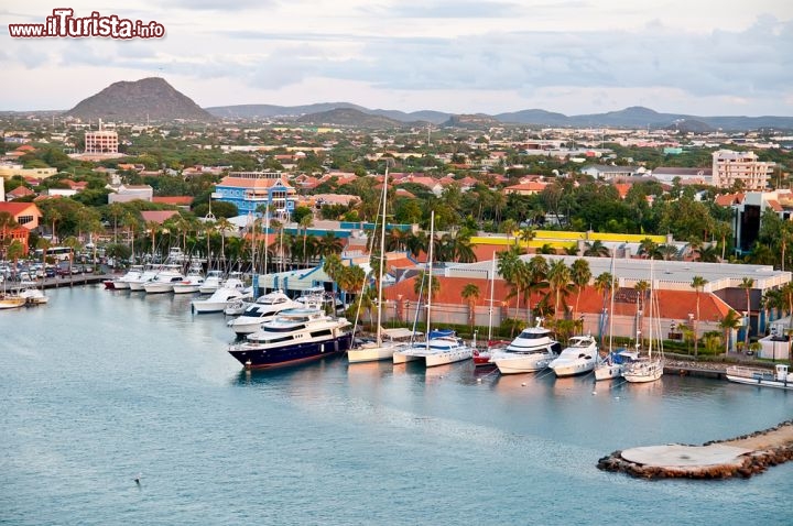 Immagine Porto di Oranjestad Aruba fotografato da una nave da crociera - © tretyakov / Shutterstock.com