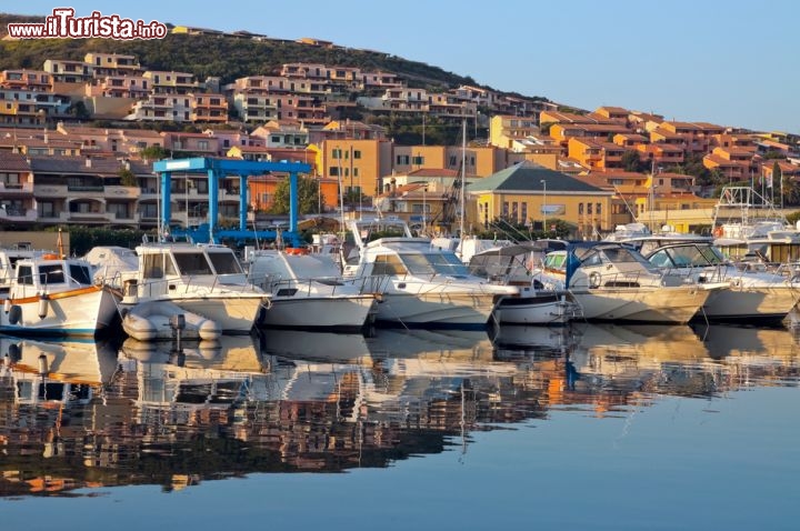 Immagine Il pittoresco porto di Palau (Olbia-Tempio, Sardegna) nella luce rosata del tardo pomeriggio: con le sue barche ormeggiate (può ospitarne fino a 400) e le sue case dai colori pastello schierate lungo il molo, è punto di accesso privilegiato all'Arcipelago della Maddalena - © valeriy tretyakov / Shutterstock.com