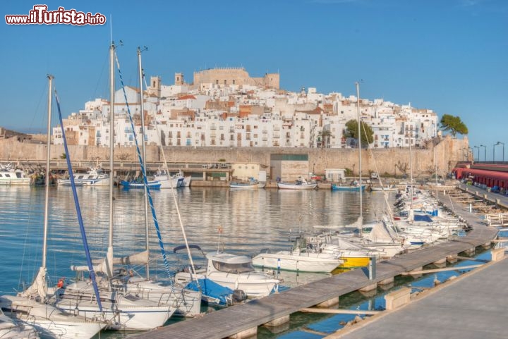 Immagine Porto di Peniscola sullo sfondo il Castello di Papa Luna, uno dei più celebri della Spagna - © Alicar / Shutterstock.com