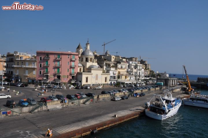 Immagine Porto di Pozzuoli: uno scorcio del Rione di Terra