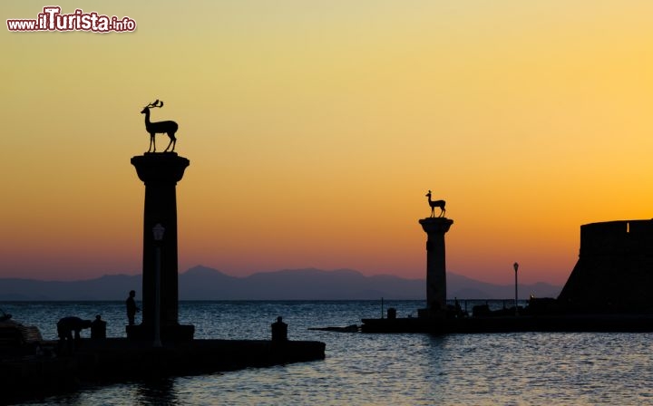 Immagine Porto di Rodi, Grecia - Capoluogo dell'omonima isola, la città di Rodi vanta il più grande porto del Dodecaneso: all'ingresso si trovano due colonne sormontate da cervi © Birute Vijeikien / Shutterstock.com