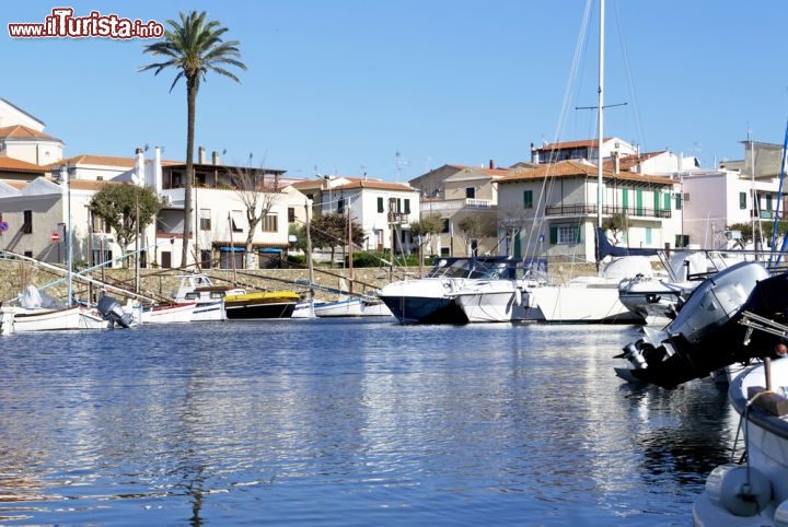 Immagine Porto e villaggio di Stintino, la famosa località di mare del nord-ovest della Sardegna  - © Al_Kan / Shutterstock.com