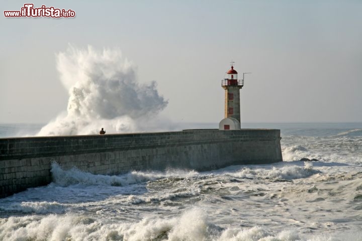 Immagine Con il mare in tempesta la costa di Oporto, nel nord-ovest del Portogallo, diventa drammatica come una pittura romantica © Jorge Pedro Barradas de Casais / Shutterstock.com