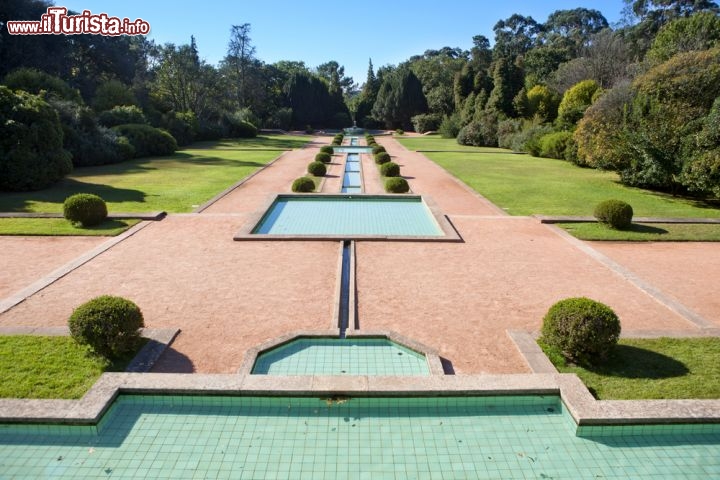 Immagine Il giardino Serralves, che fa parte dell'omonima fondazione artistica di Porto (Portogallo) è un bel polmone verde impreziosito dalle sculture di Claes Oldenburg, Dan Graham, Fernanda Gomes e altri © Fernando Jose Vasconcelos Soares / Shutterstock.com