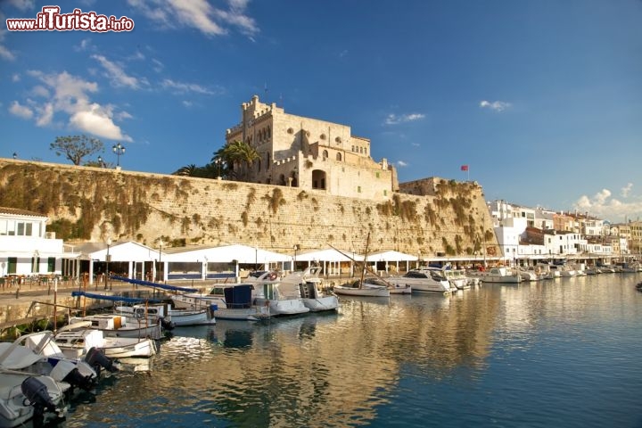 Immagine Cittadella di Minorca, la seconda città di Minorca dopo il capoluogo Maò (o Mahòn), ha un grande porto rivolto a ovest, verso la terraferma spagnola. Fondata dai cartaginesi, presa dai mori e riconquistata dai cristiani nel 1287, la città subì un terribile attacco turco nel 1558 e molti abitanti furono venduti come schiavi al mercato di Costantinopoli - © Quintanilla / Shutterstock.com