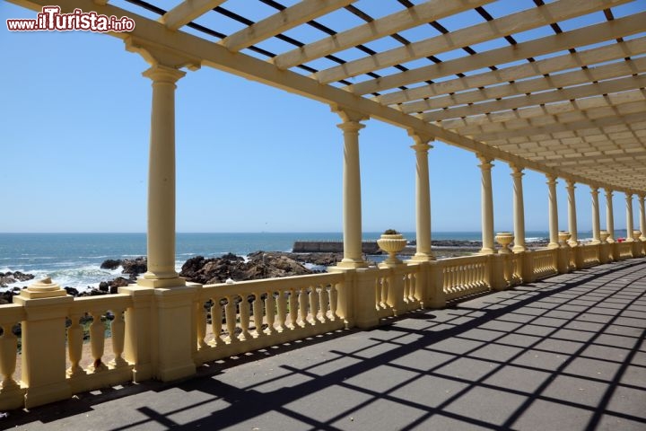 Immagine L'Oceano Atlantico è tra le bellezze di Porto, seconda città del Portogallo. Per godervelo visitate le spiagge cittadine o passeggiate sul lungomare © Philip Lange / Shutterstock.com