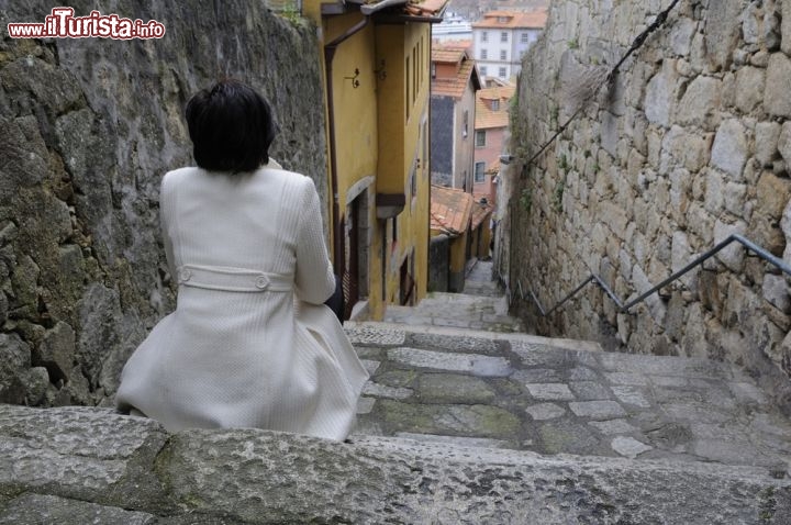 Immagine Le viuzze acciottolate e i saliscendi in pietra di Oporto conducono i turisti in un salto nel passato, e ispirano i viandanti sognatori © javi_indy / Shutterstock.com