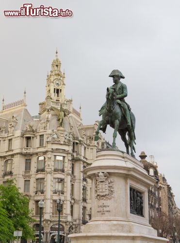 Immagine Passeggiando per Porto incontrerete la statua di Dom Pedro, imperatore del Brasile e ventottesimo re del Portogallo, per due mesi, nel 1826 © Martin Lehmann / Shutterstock.com