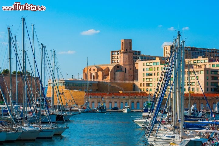 Immagine Il porto storico di Marsiglia, sullo sfondo la chiesa di San Lorenzo - © Gurgen Bakhshetsyan / Shutterstock.com