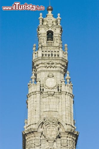 Immagine La Torre dos Clérigos, simbolo di Oporto, è in stile Barocco secondo la moda del Settecento, quando fu realizzata. Alta quasi 80 metri, è accesibile mediante una scala di 225 gradini © Anibal Trejo / Shutterstock.com