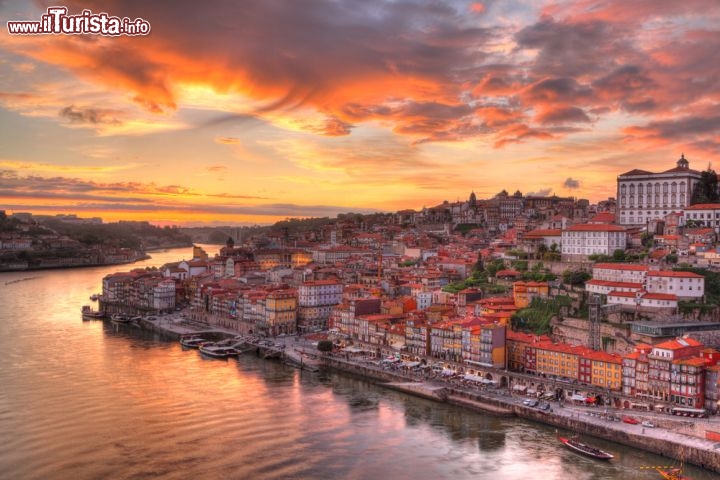 Immagine Oporto al tramonto si tinge di rosa, come il corso placido del Douro, e i tetti rossi della città sembrano riflettere le nuvole © Martin Lehmann / Shutterstock.com