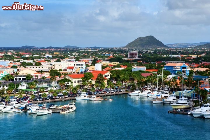 Immagine Porto turistico dell' isola di Aruba, una delle mete di vacanza più ambite ai caraibi - © Francois Gagnon / Shutterstock.com