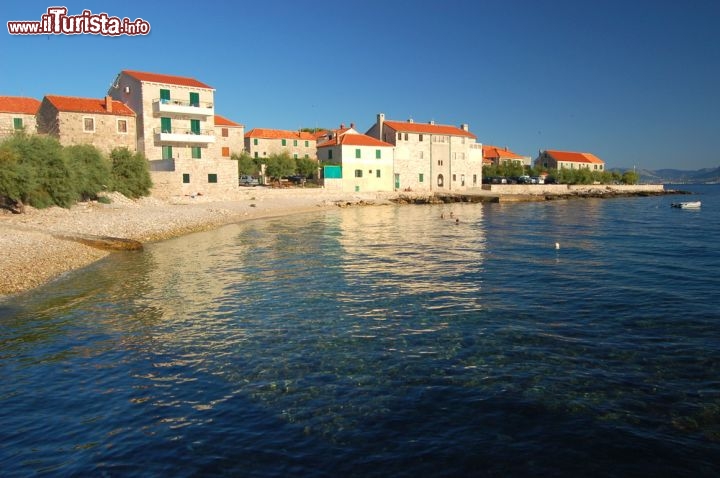 Immagine Postira si trova sulla costa nord di Brac, compresa tra le località di Splitska e Pucisca. Siamo in Croazia, non distanti da Spalato mare Isola Brac Dalmazia Croazia - © darios / Shutterstock.com