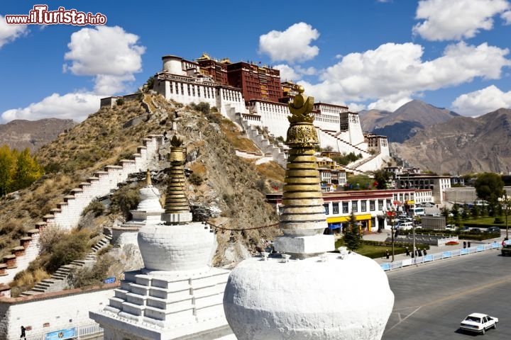 Immagine Potala Palace. a Lhasa in Tibet  si trova il grande palazzo dove regnavano i Dalai Lama prima dell'invasione della Cina di Mao - © qingqing / Shutterstock.com